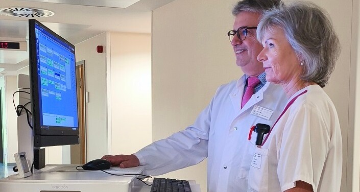 Mitarbeitende der Klinik für Geriatrie nutzen die digitale Patientendokumentation in den Zeisigwaldkliniken Bethanien Chemnitz