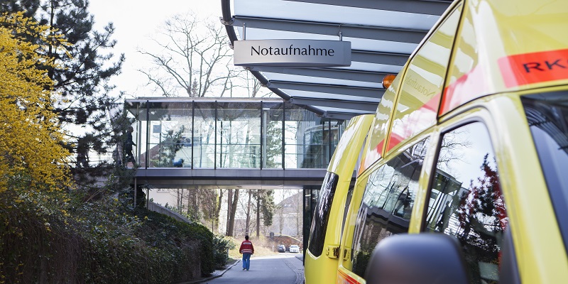 Krankenwagen vor der Notaufnahme der Zeisigwaldkliniken Bethanien Chemnitz